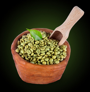 绿色咖啡豆的木碗