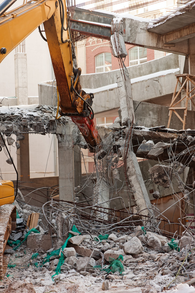 重型挖泥船摧毁建筑