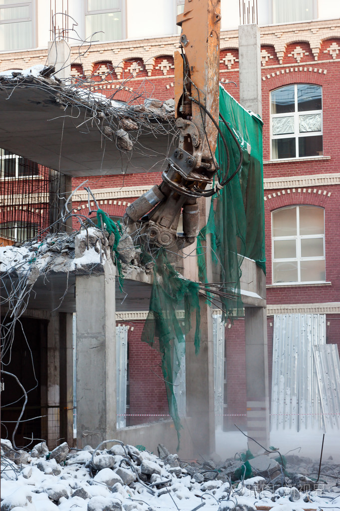 重型挖泥船摧毁建筑