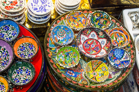 传统土耳其陶瓷板在集市