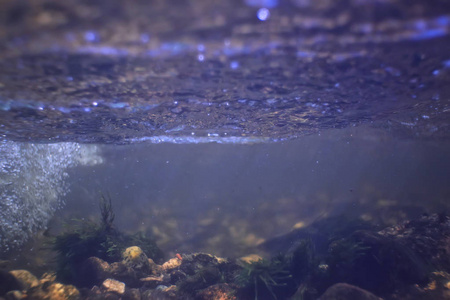 水下山清澈的河流, 水下照片中的淡水河流, 快速水流, 气泡水, 水下生态系统景观