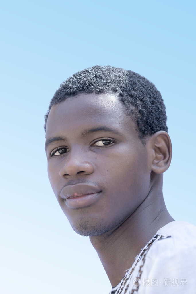 一名年轻的黑人男子的肖像照片-正版商用图片0b2u3t-摄图新视界