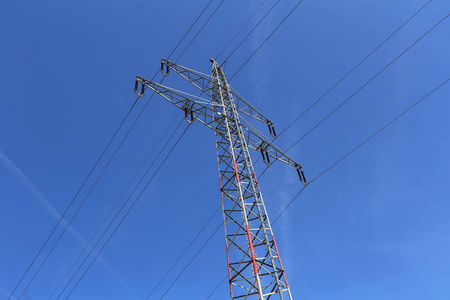 输电线路在蓝色天空背景