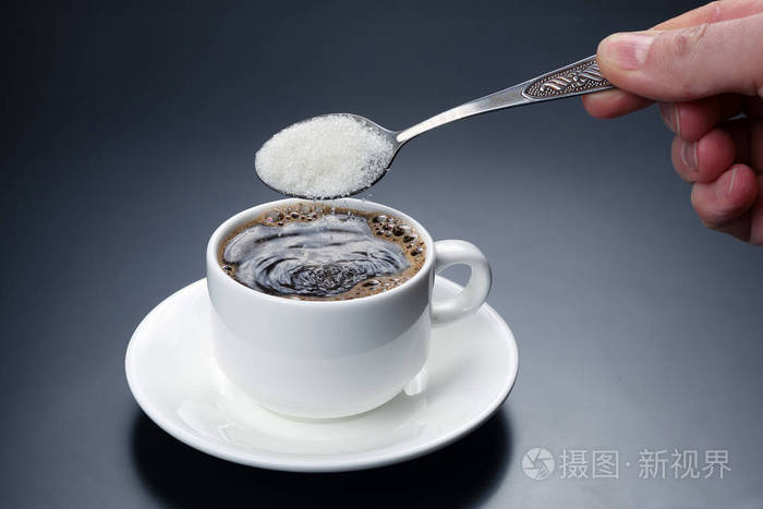 白杯黑咖啡和糖的勺子