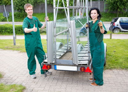 衣食住行玻璃与玻璃衣食住行拖车剪裁工照片