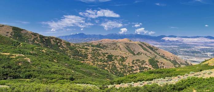 全景景观的瓦萨奇前岩石和 Oquirrh 山, 力拓宾汉铜矿, 大盐湖山谷夏季与 Cloudscape。犹他州, 美国