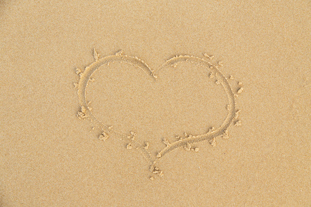沙滩上的沙子的心标志