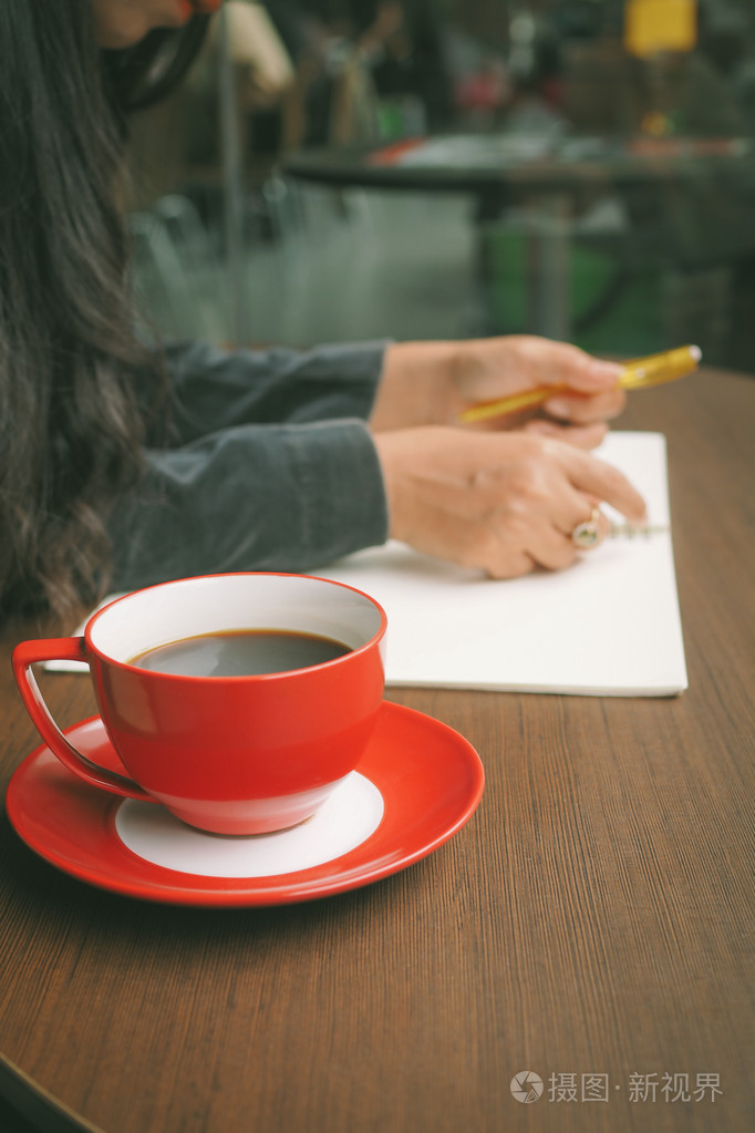 在咖啡厅里的女人