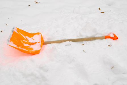 橙色雪清洁工具的谎言其余斯诺德里夫特冬季