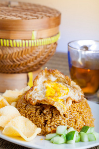 印尼食品炒米饭和鸡蛋图片