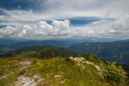 从山顶看蓝云蓝天的绿色山地景观