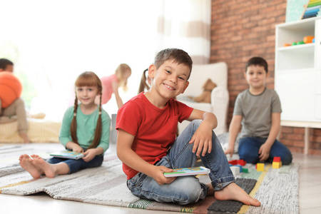 在室内教小孩子的年轻女子。通过游戏学习