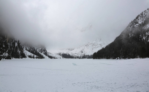 pragser wildsee 在意大利北部的意大利语中称为 Braies, 冬天有许多雪。