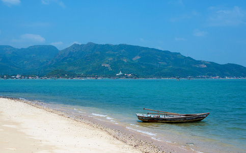 star lodi na behu tropickho ostrova. Vietnam