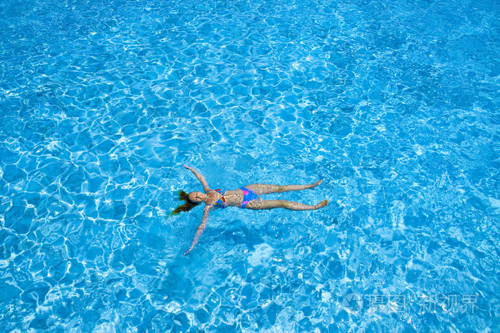 该名女子在海中游泳