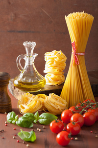 原始的面食橄榄油西红柿。意大利在乡村厨房做饭