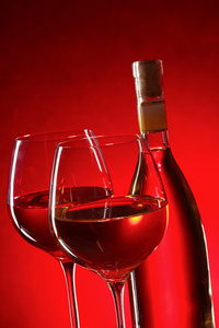 葡萄酒瓶和眼镜