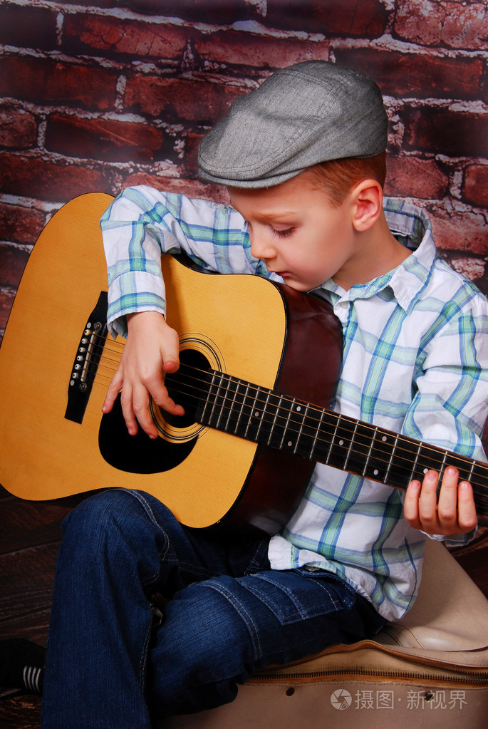 小男孩弹吉他