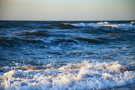 美丽的海景。波浪关闭