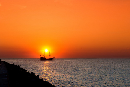 日落和船