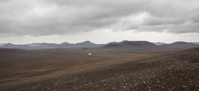 心灵的荒芜的 landmannalaugar 在冰岛与观光车