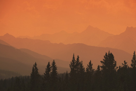 山脉和橙色的天空的轮廓