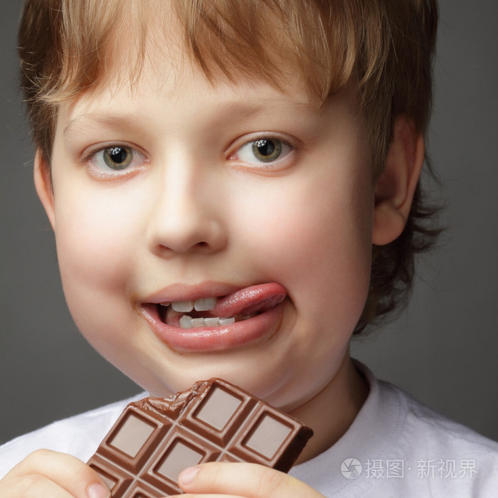快乐男孩与巧克力棒