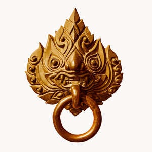 古泰式门把手或从白色背景黄铜隔离的门门环