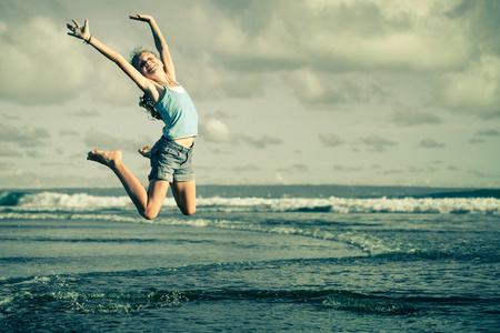 夏天浇花少女图片
