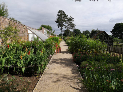 英国乡村小屋花园, 鲜花庄严的家