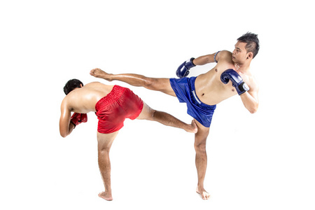 两名泰国拳击手行使传统武术图片