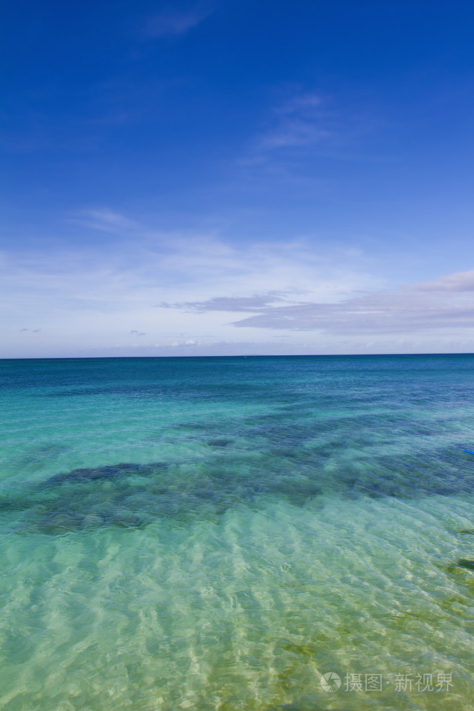 热带海景与蓝蓝的天空
