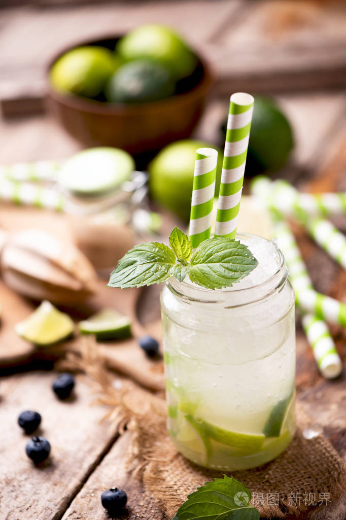 caipirinha鸡尾酒在木桌上的玻璃杯上