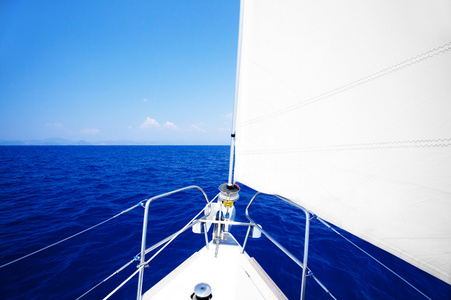 蓝色帆船图标赛车的帆船与白色风帆游艇帆船航海帆船比赛的肖像在开阔