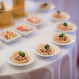 自助餐样式食品托盘在一系列的餐厅图片