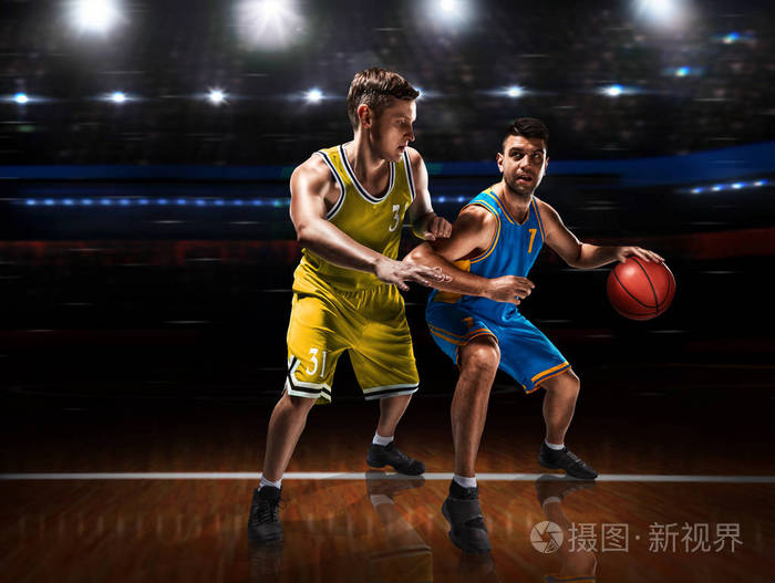 篮球比赛中两名篮球运动员的混战