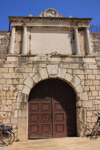 克罗地亚, 扎达尔历史防御墙壁的片断与入口到城市公园在五个井正方形