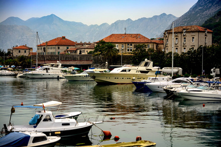 摩托艇和游艇在黑山 Kotor 的坑里