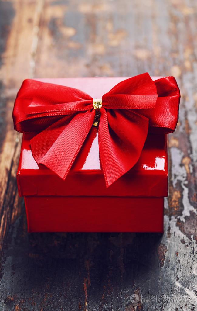 红色蝴蝶结礼品盒