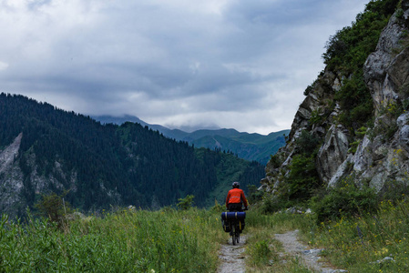 自行车旅游。一个男人正在山上骑自行车。天山山。哈萨克斯坦