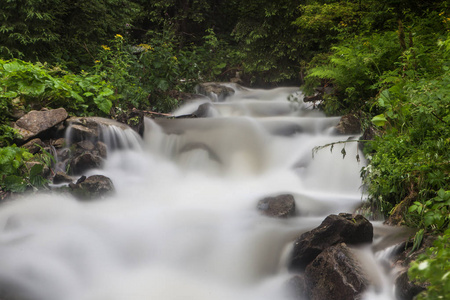 雨后快速湍急的山洪洪流图片