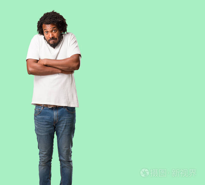 英俊的非洲裔美国人的怀疑和耸耸肩的肩膀, 优柔寡断和不安全感的概念