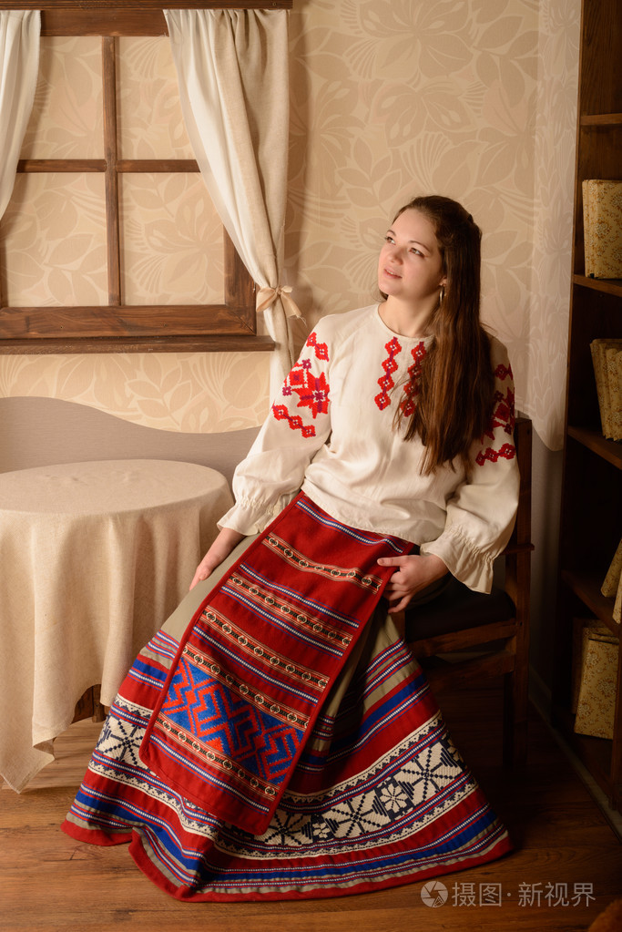 年轻女子在斯拉夫白俄罗斯国家原西服工作室