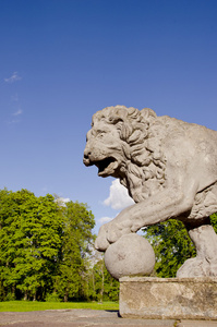 复古狮子雕塑在老公园图片