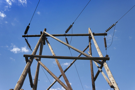 电力输电线路的木支柱图片
