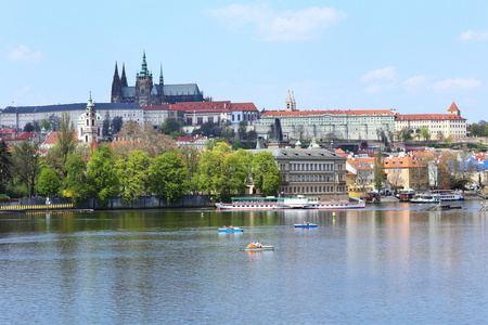以上河伏尔塔瓦河，捷克共和国的秋天布拉格市。