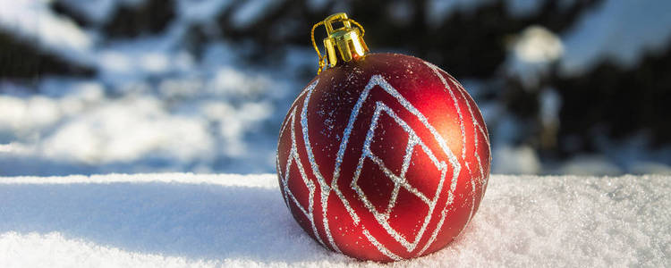 红新年的球在雪地上。圣诞玩具