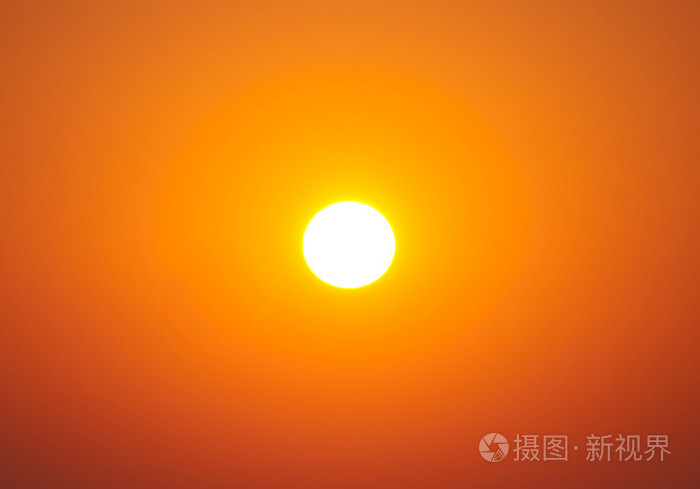 在与黄橙色渐变颜色的天空明亮大太阳