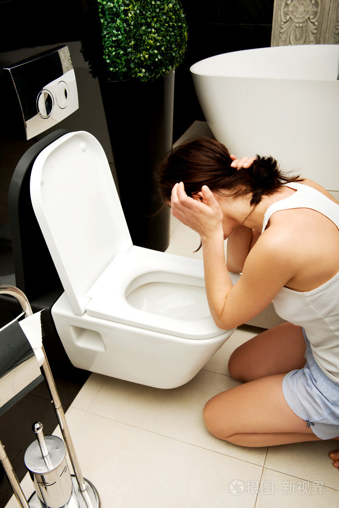 在厕所呕吐的女人