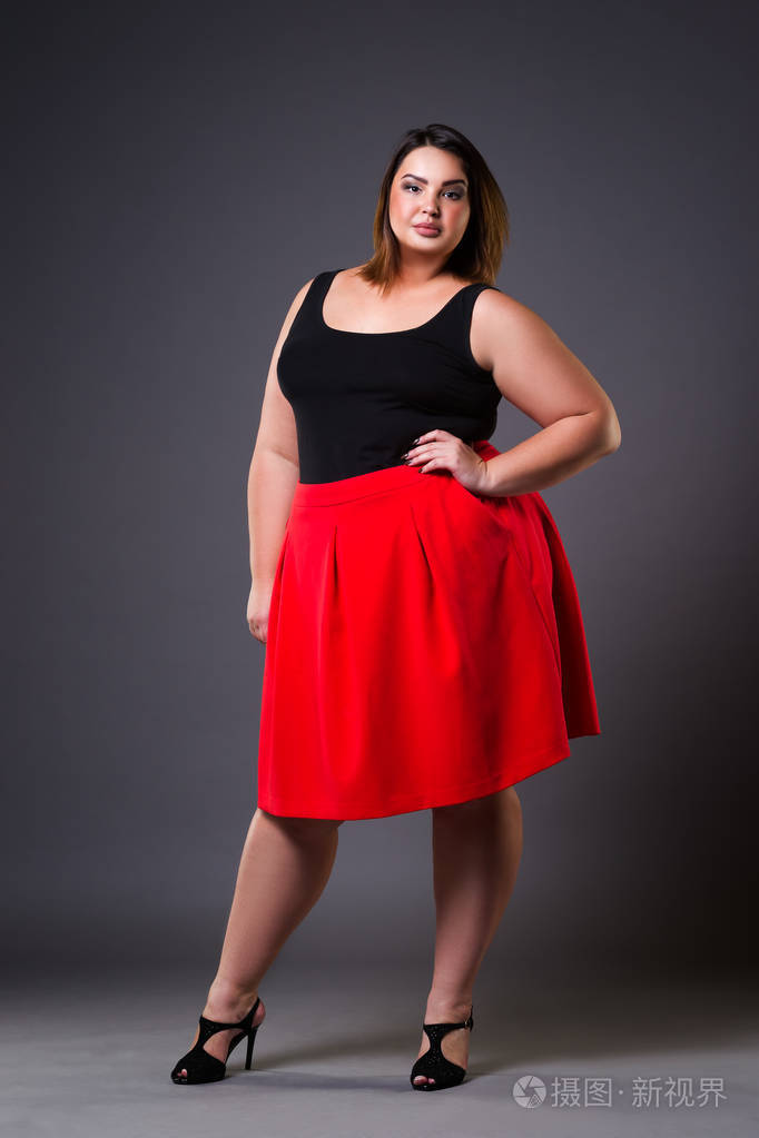 再加上大小时装模特穿红裙子,灰色演播室背景上的胖女人超重女性的